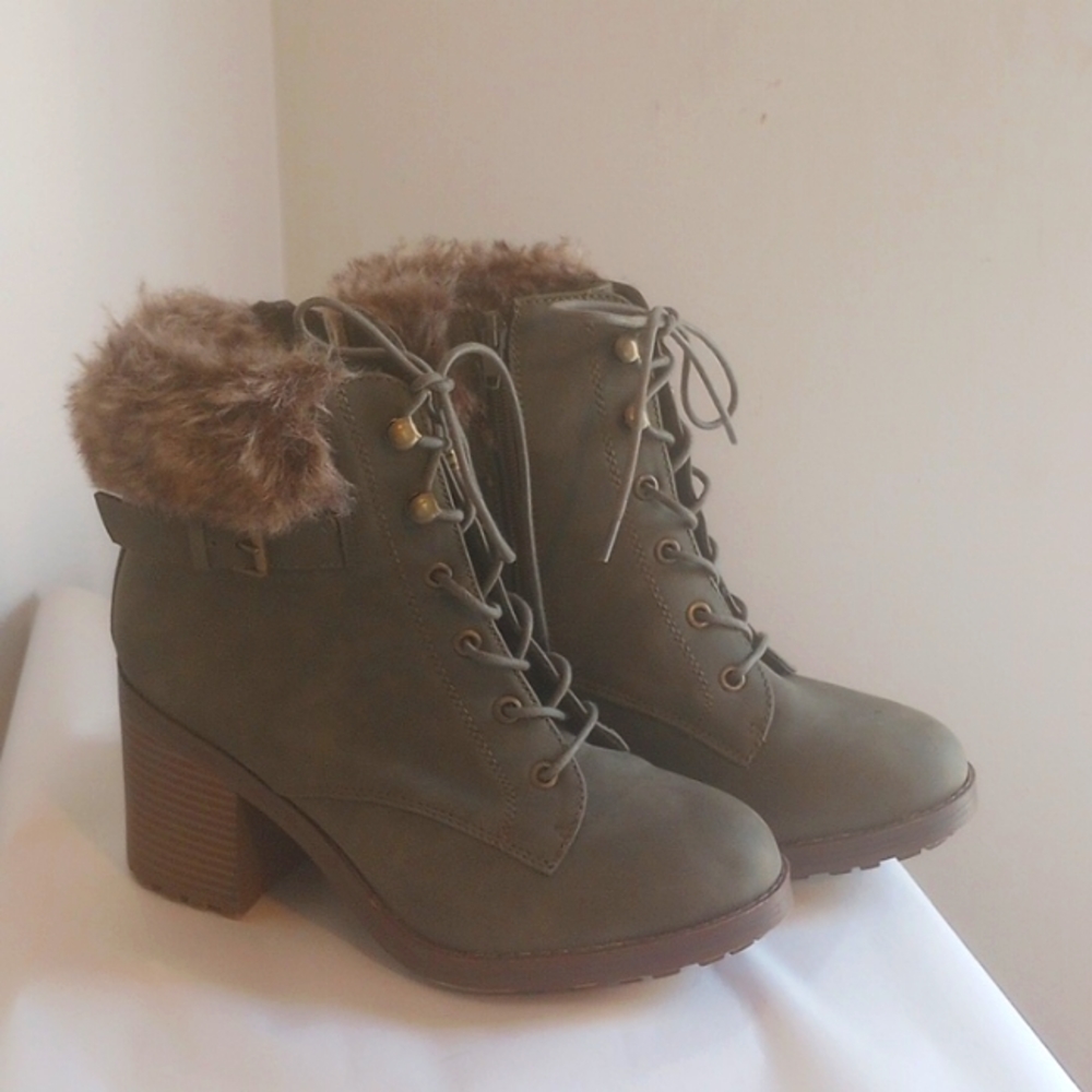 SM New York gray boot shoe faux fur trim Size 7 1/2